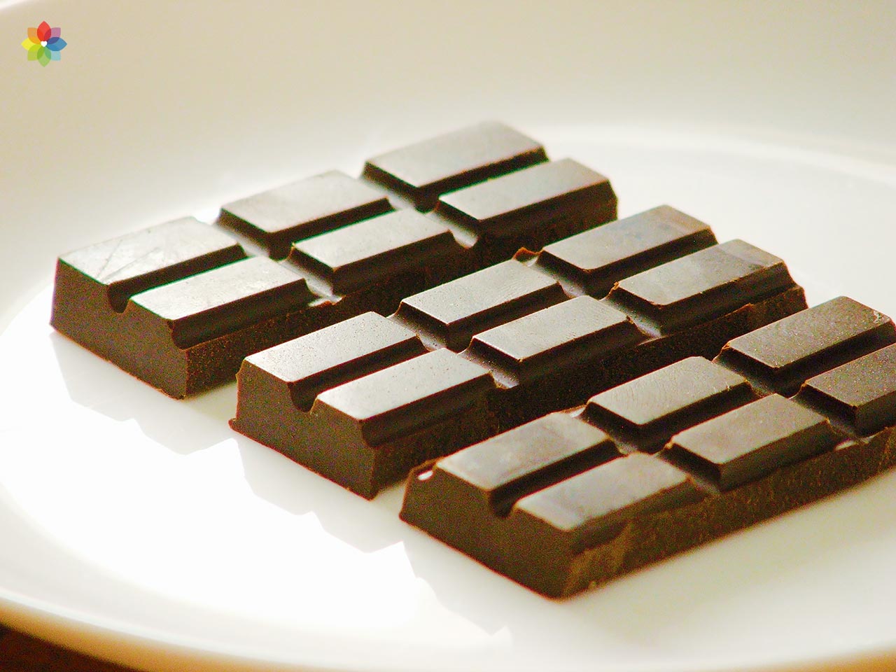 Barra de chocolate negro partida en tres partes